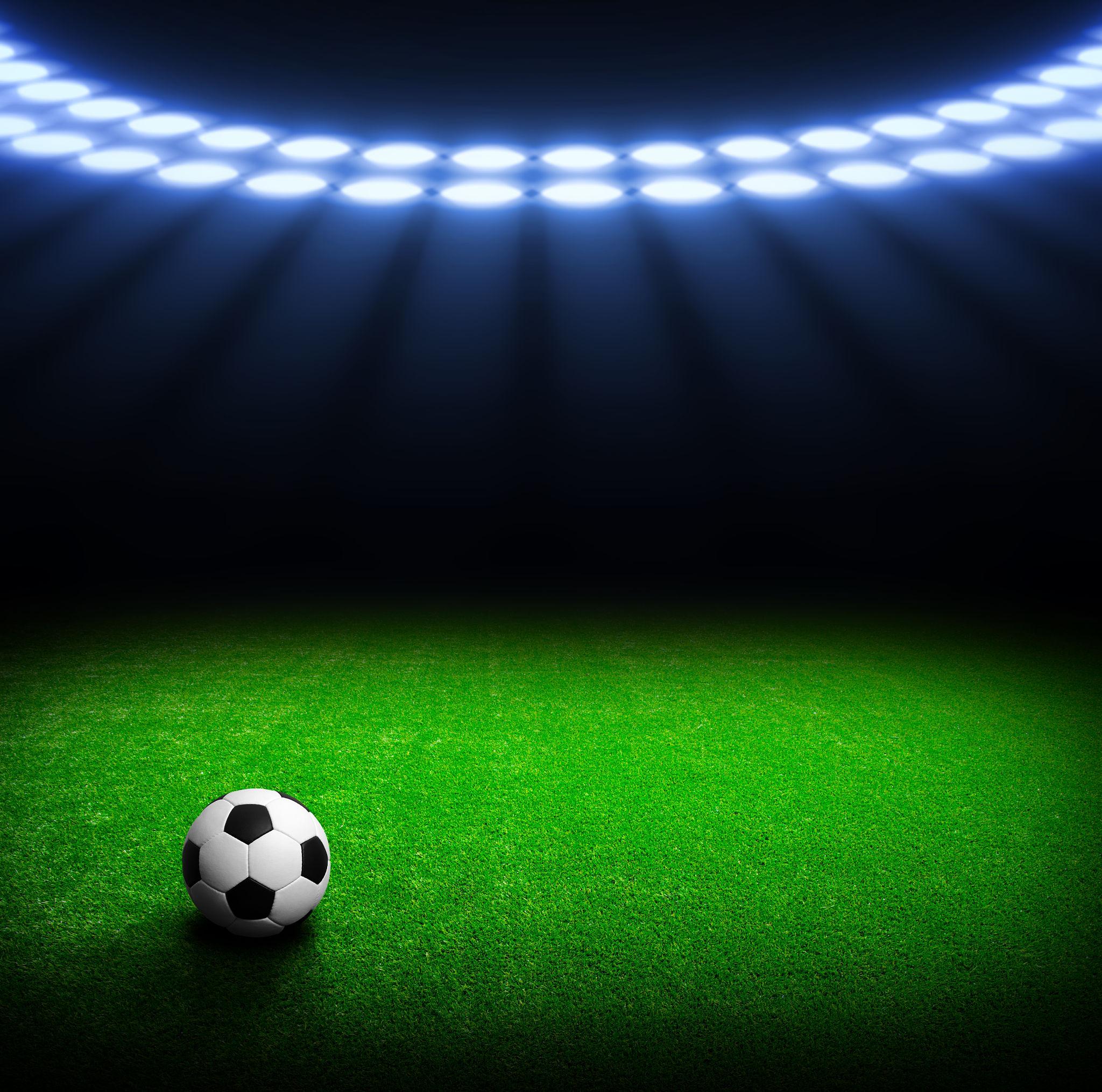 Stadion sepak bola dengan lampu sorot